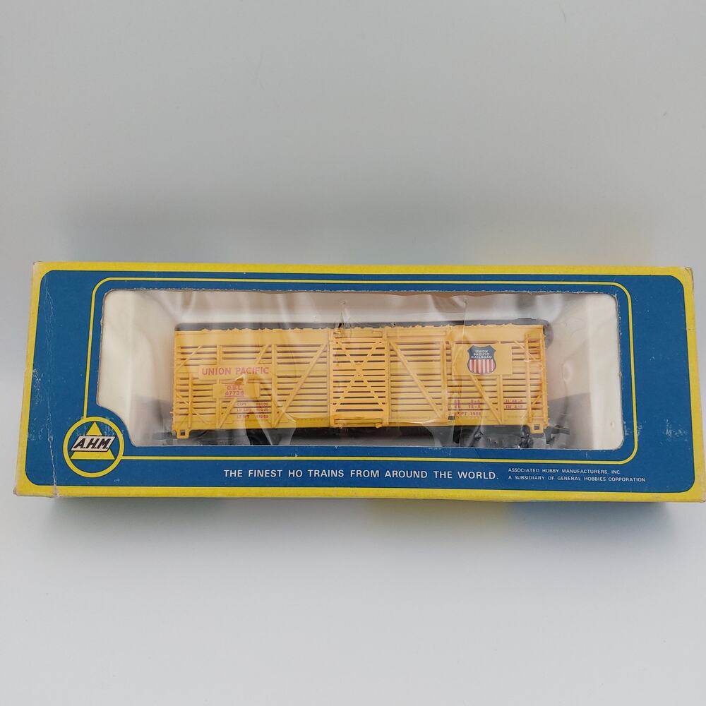 AHM HO Scale Union Pacific Stock Car OSL 47736 Yellow Livestock Cattle Car W/Box